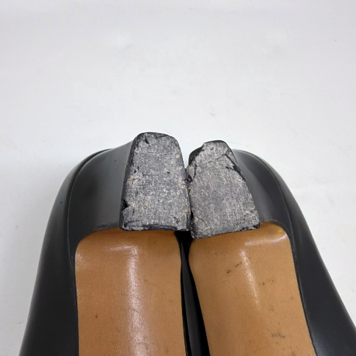 Salvatore Ferragamo Gancini Black Leather 6 D Pump
