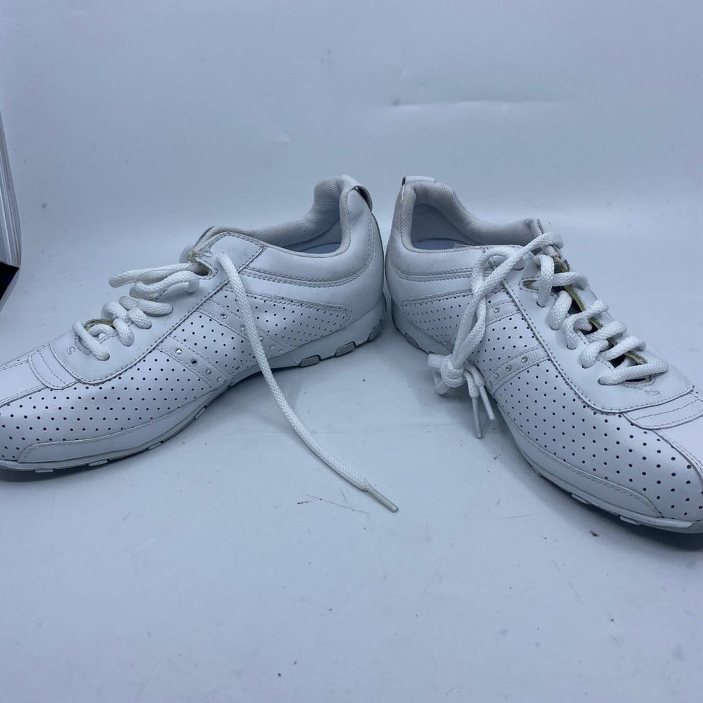 Sketchers White Balance Sneakers Size: US 7.5