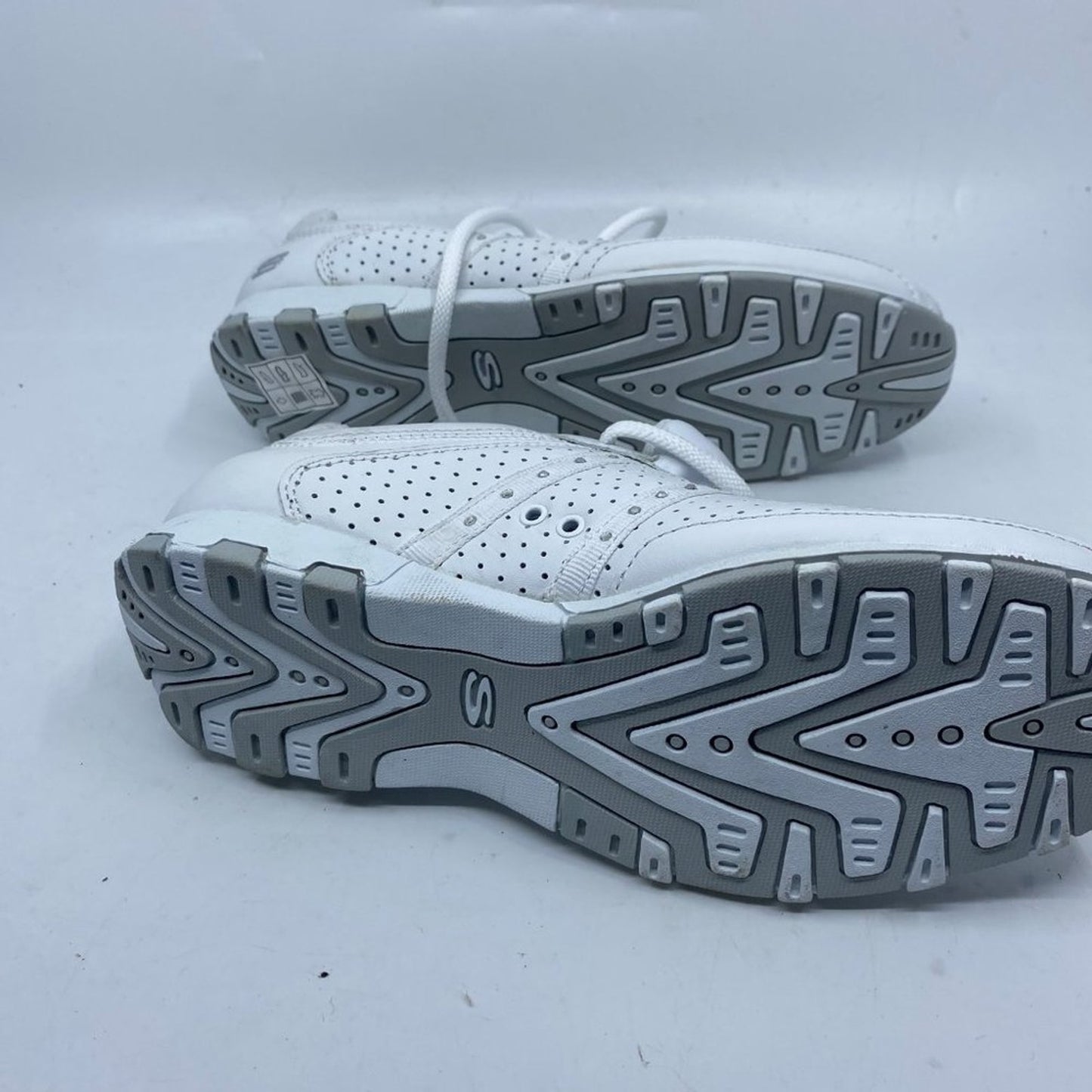 Sketchers White Balance Sneakers Size: US 7.5