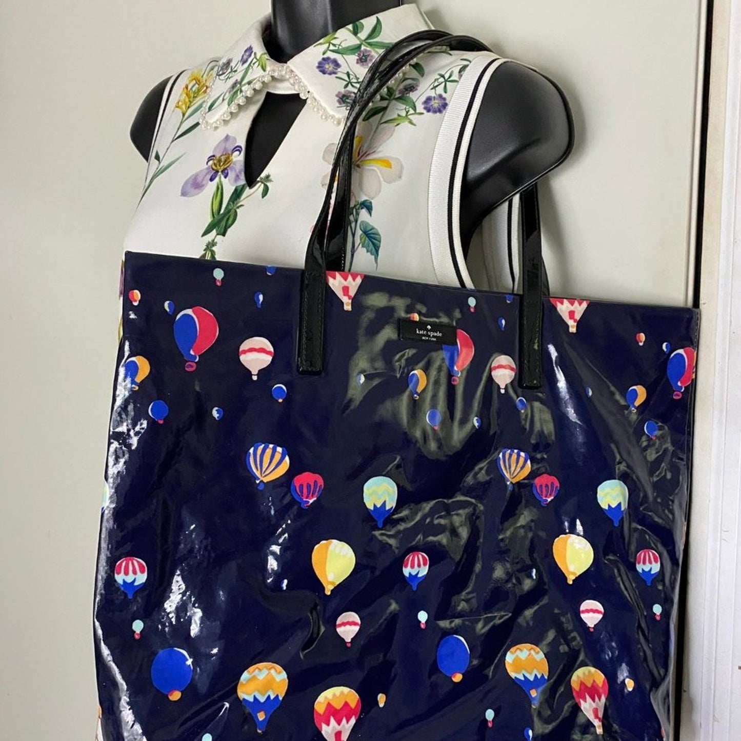 Large laminated shopping tote