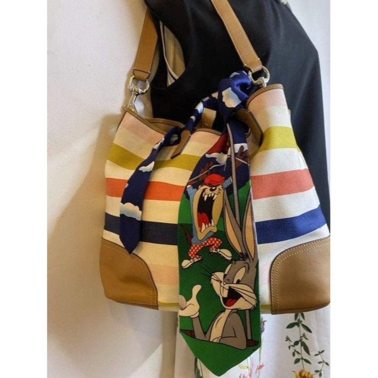 coach tote w shoulder w add on looney tunes tie mu