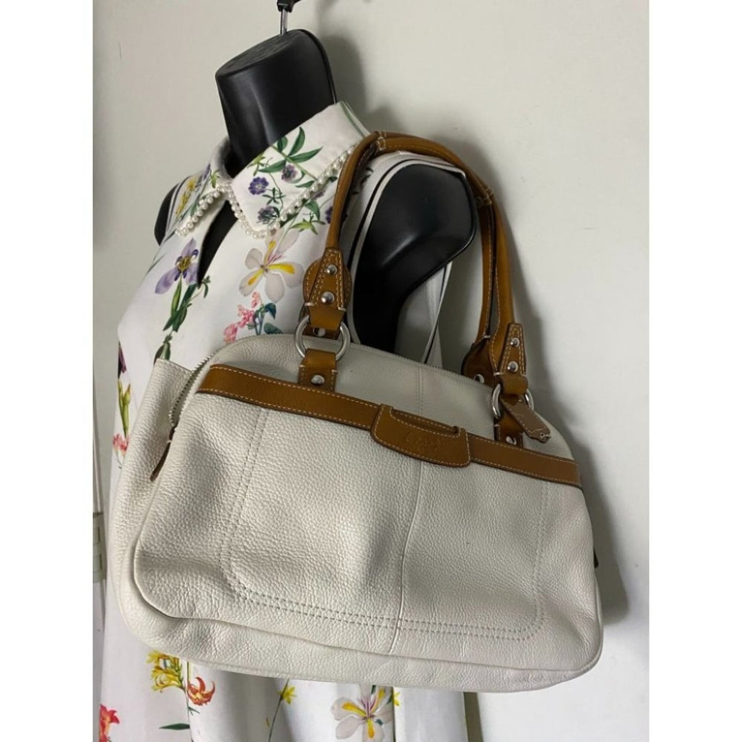 Coach Leather Medium Size White Brown Shoulder Bag