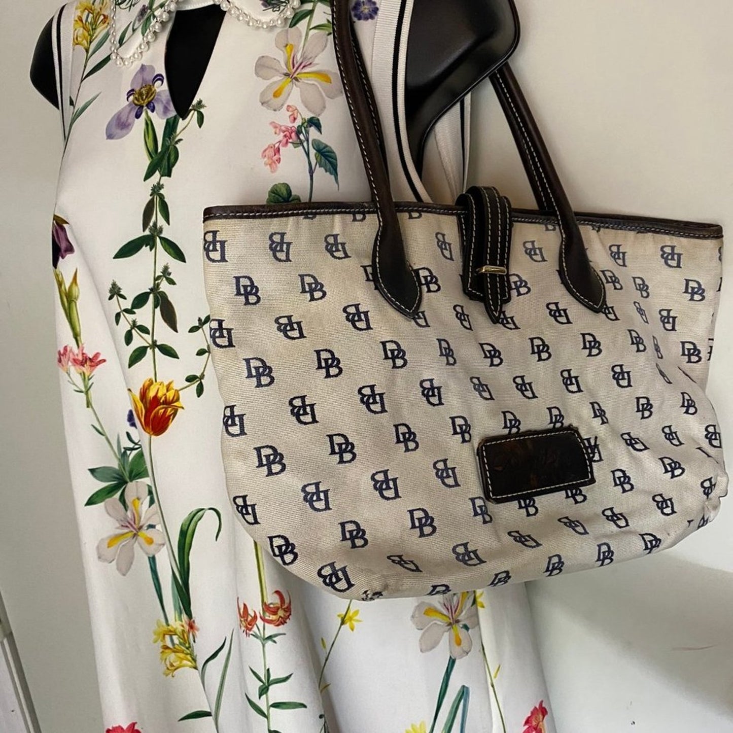 DOONEY & BOURKE White Medium Shoulder Bag