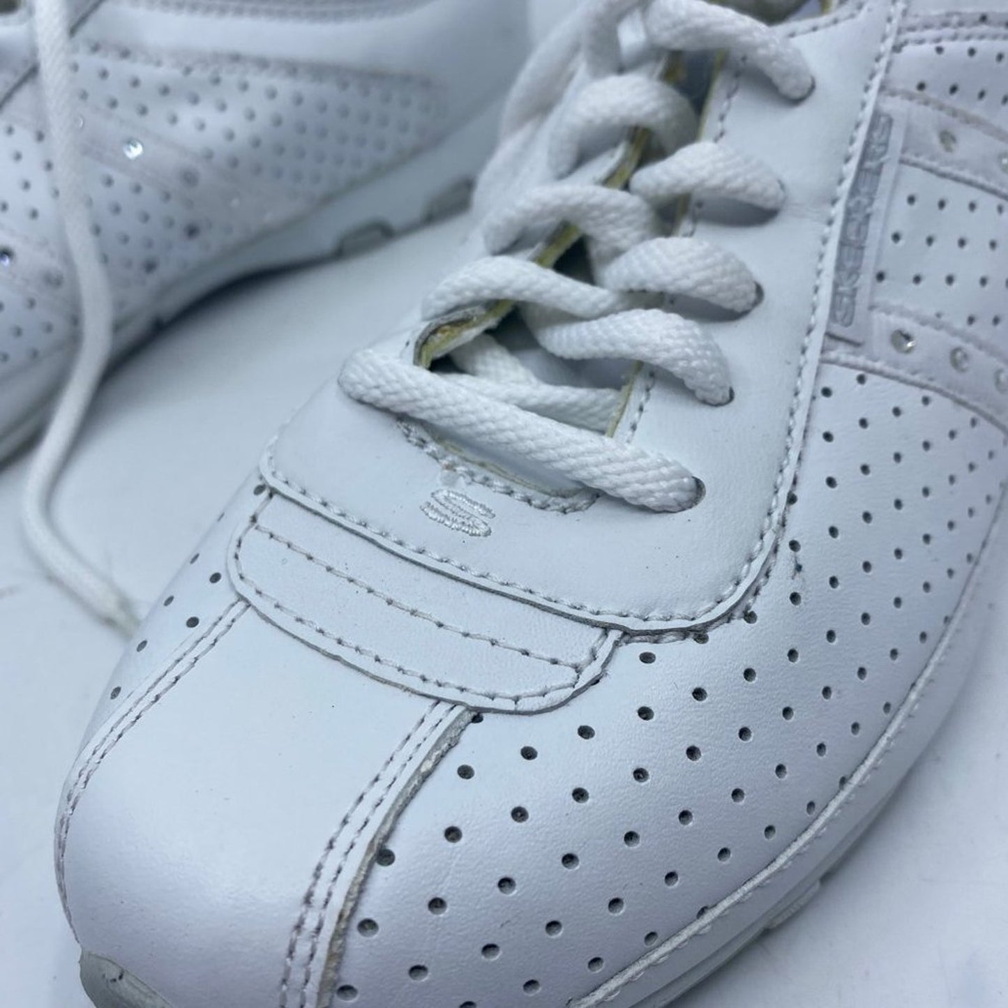 Sketchers White Balance Sneakers Size: US 7.5