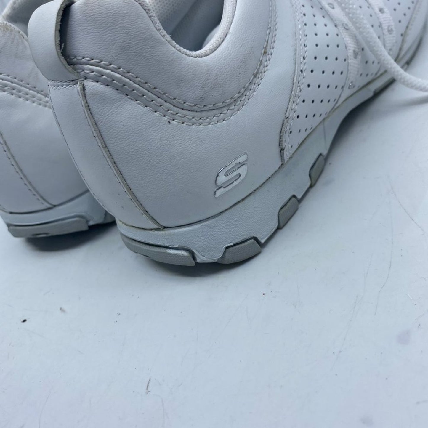 Sketchers White Balance Sneakers Size: US 7.5