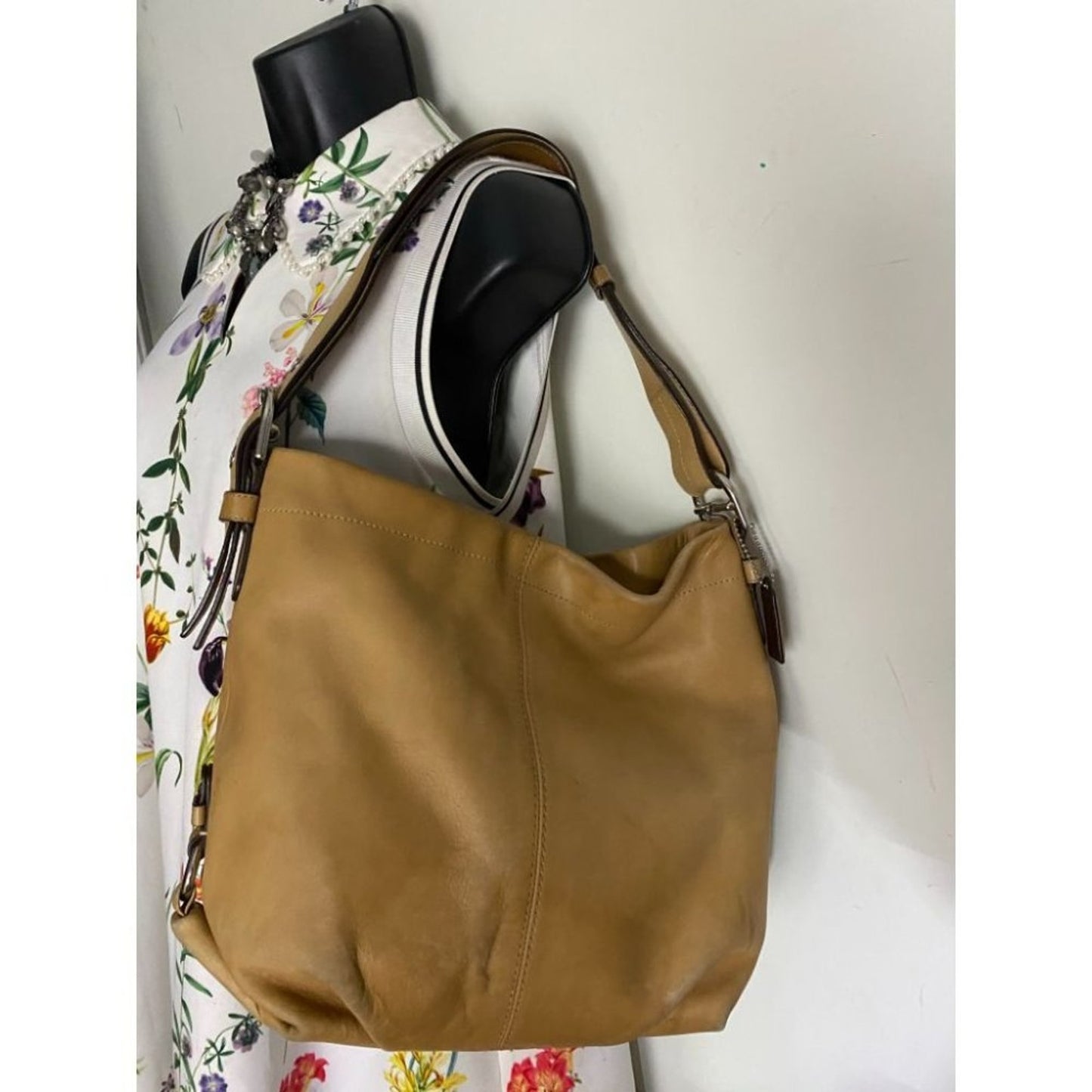 COACH Medium/ Large Leather Tan Shoulder Bag