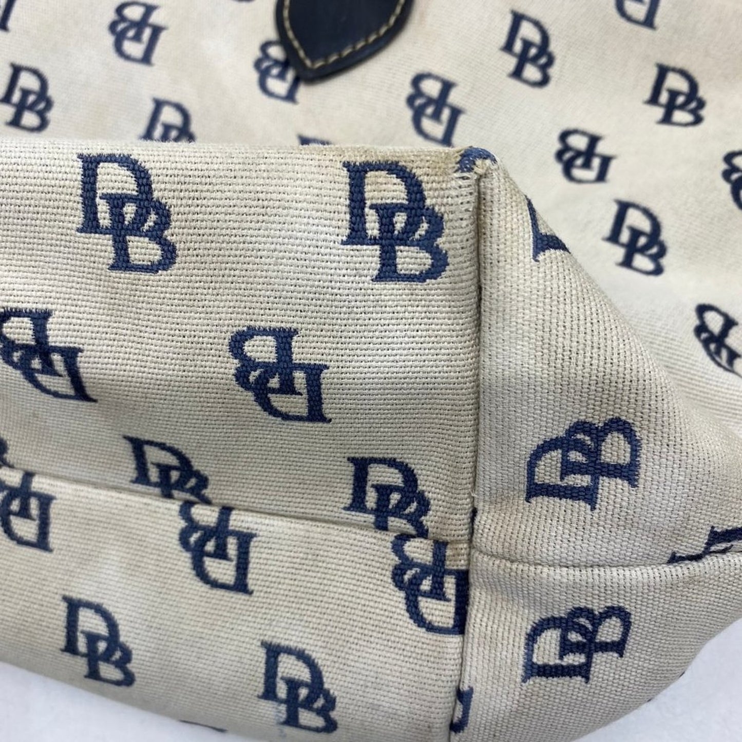 DOONEY & BOURKE White Medium Shoulder Bag