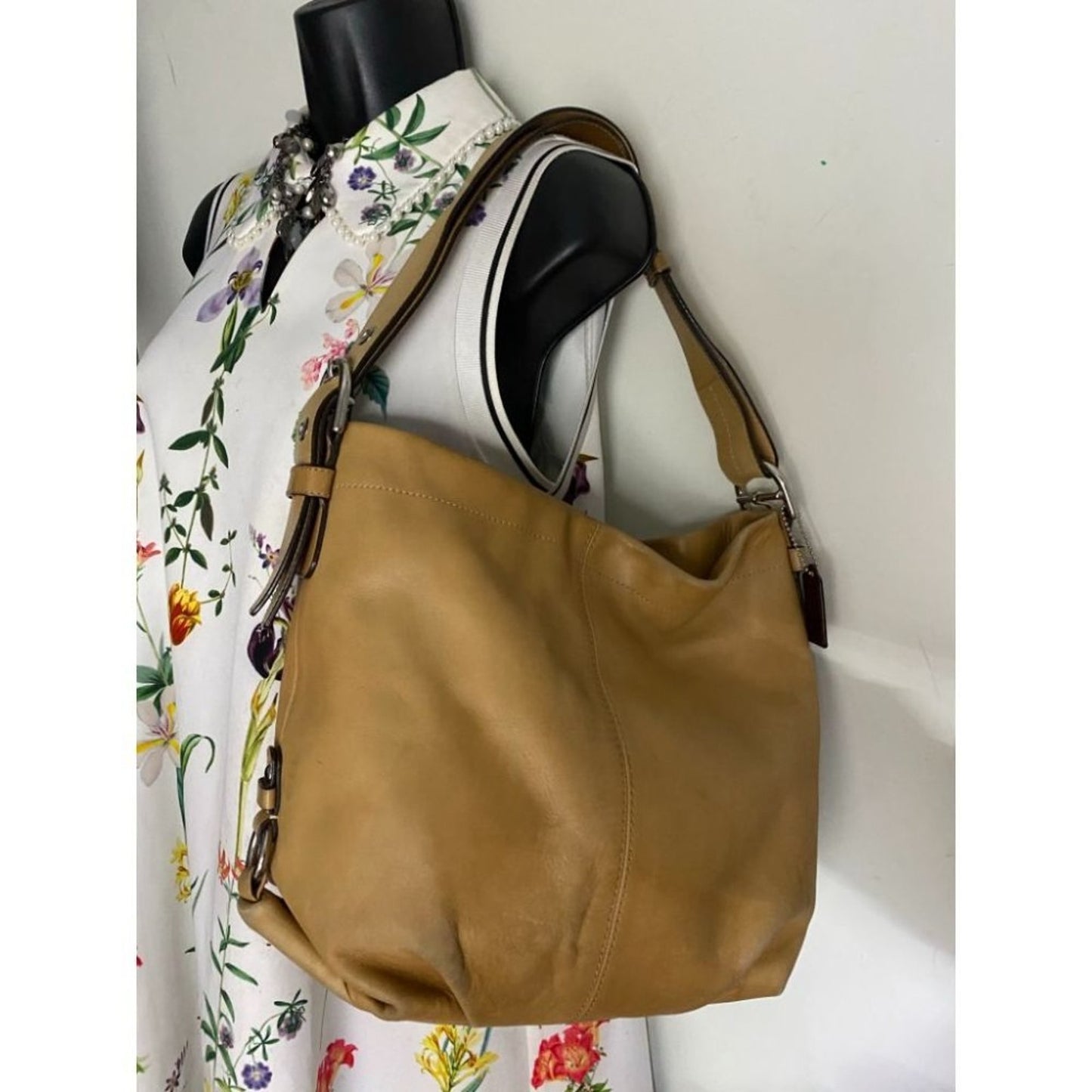 COACH Medium/ Large Leather Tan Shoulder Bag