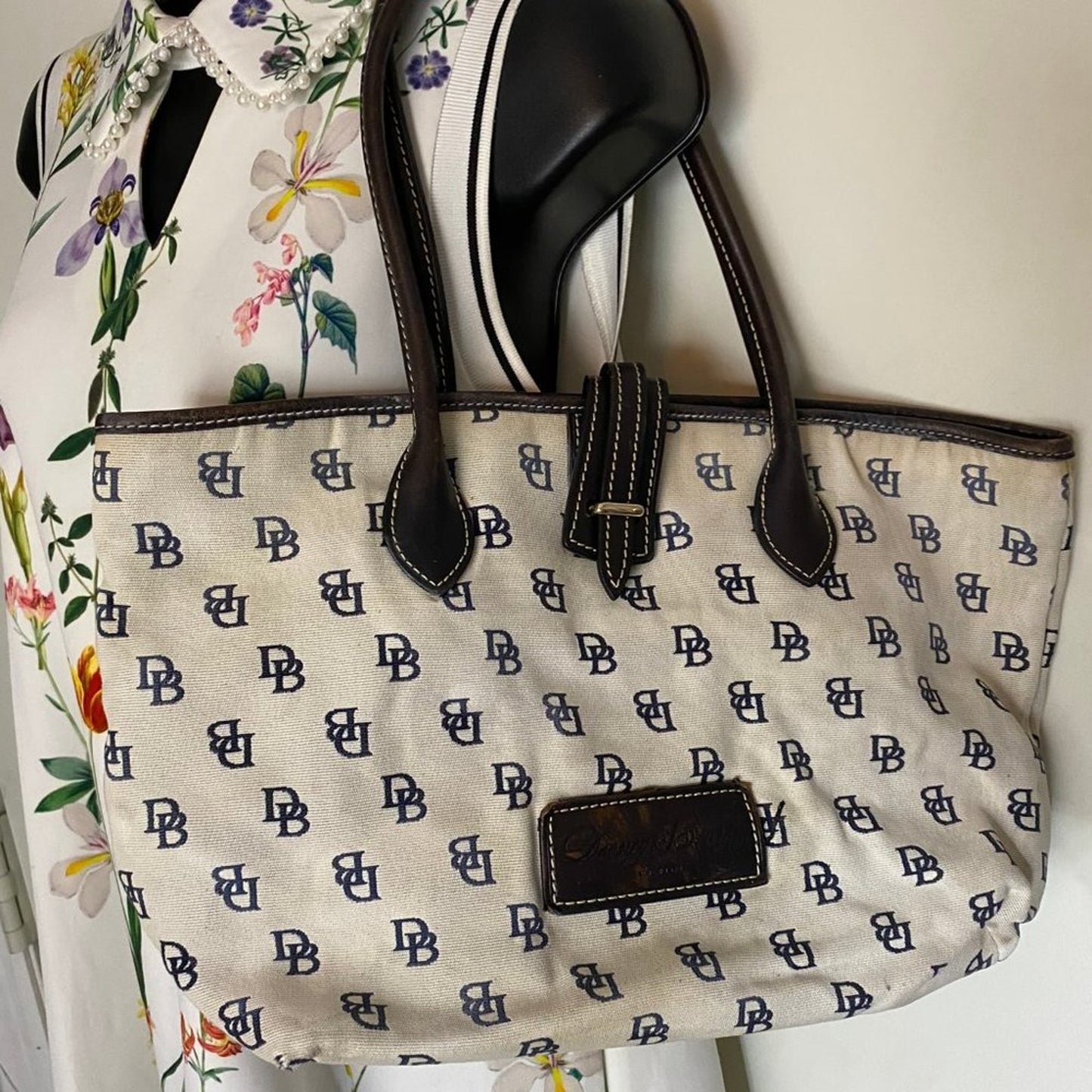 DOONEY & BOURKE White Medium Shoulder Bag