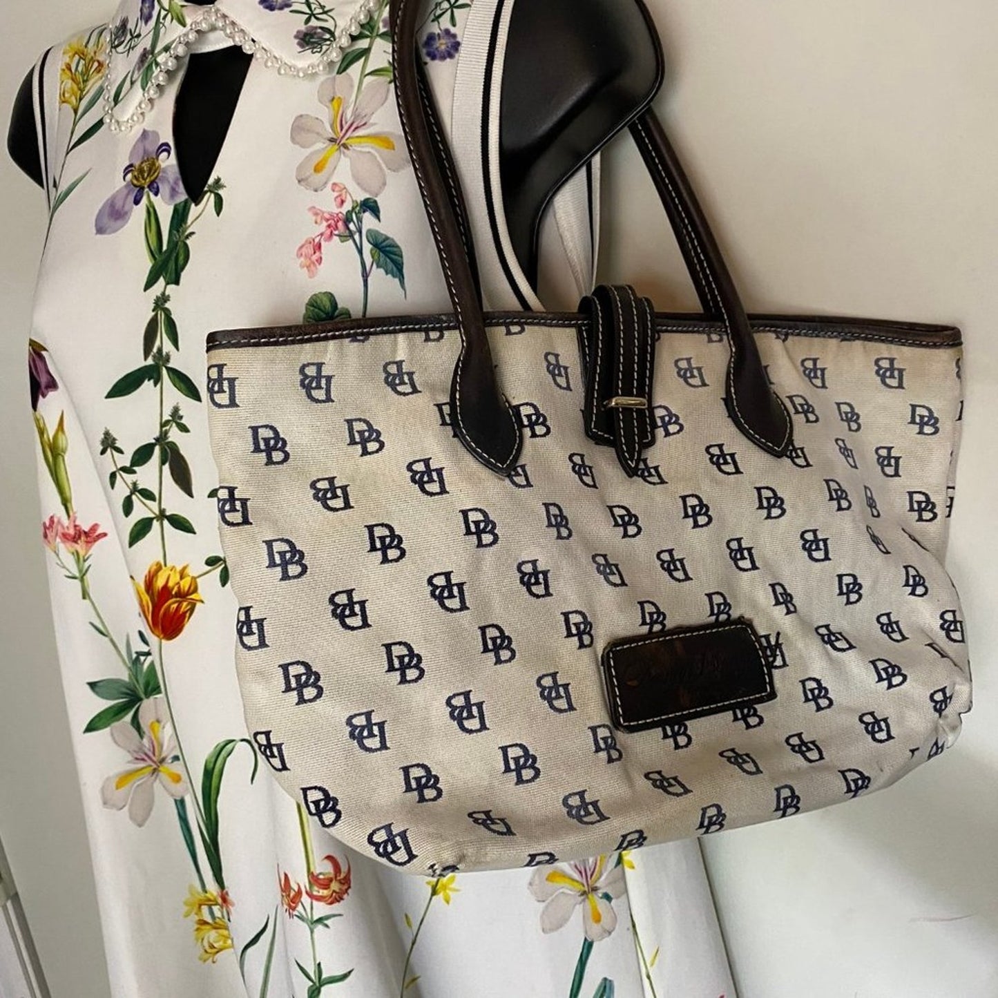 DOONEY & BOURKE White Medium Shoulder Bag