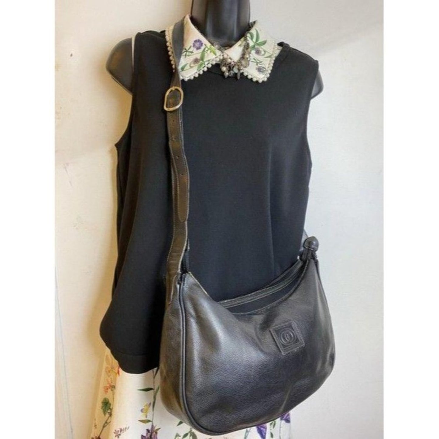 gucci vintage shoulder black leather cross body ba