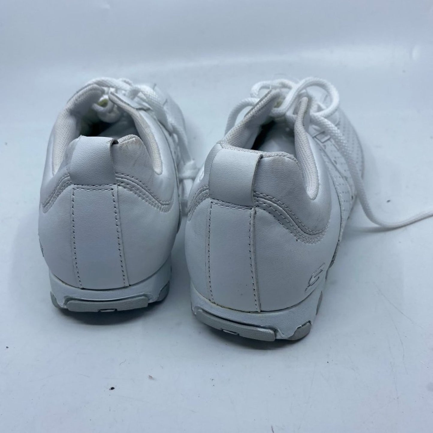 Sketchers White Balance Sneakers Size: US 7.5