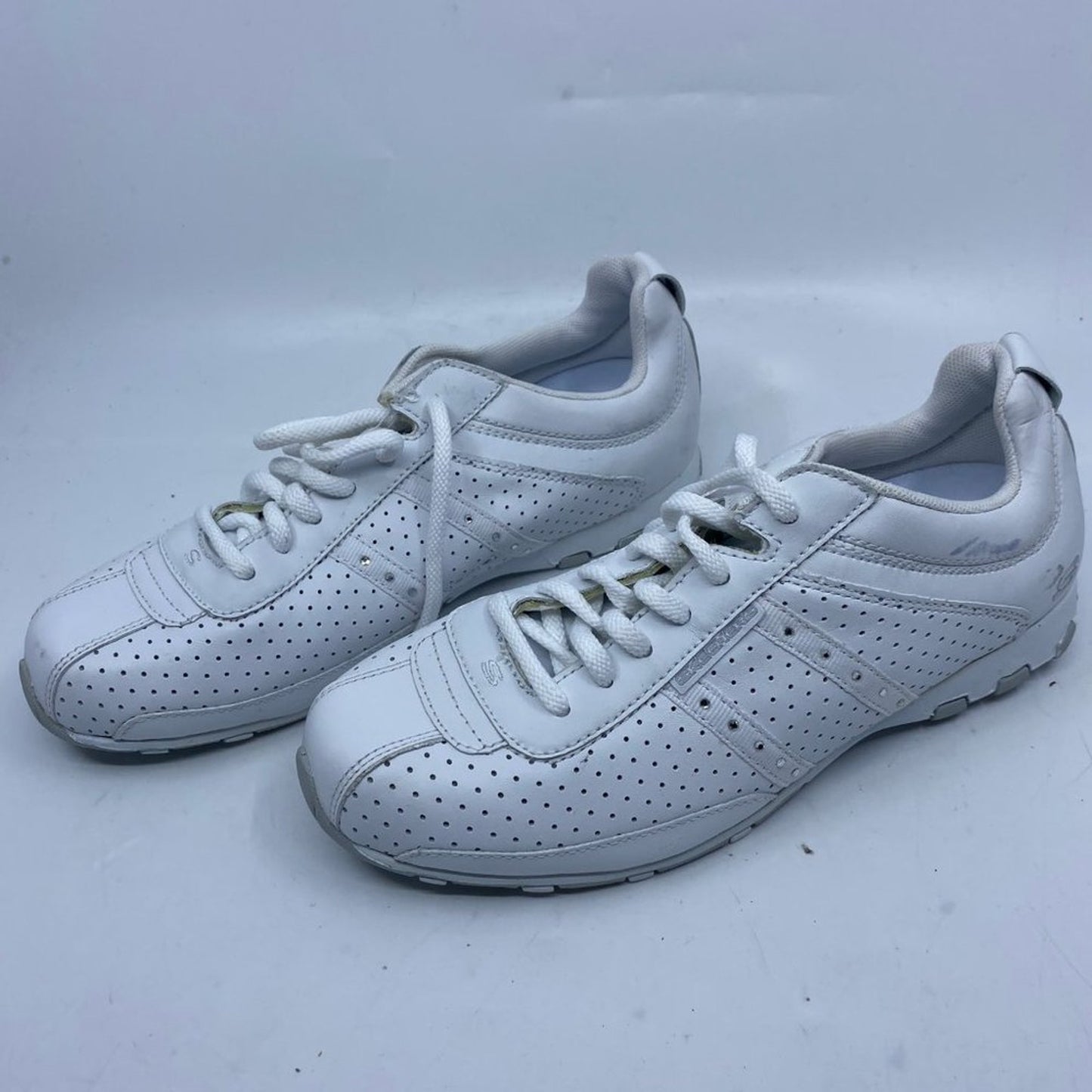 Sketchers White Balance Sneakers Size: US 7.5