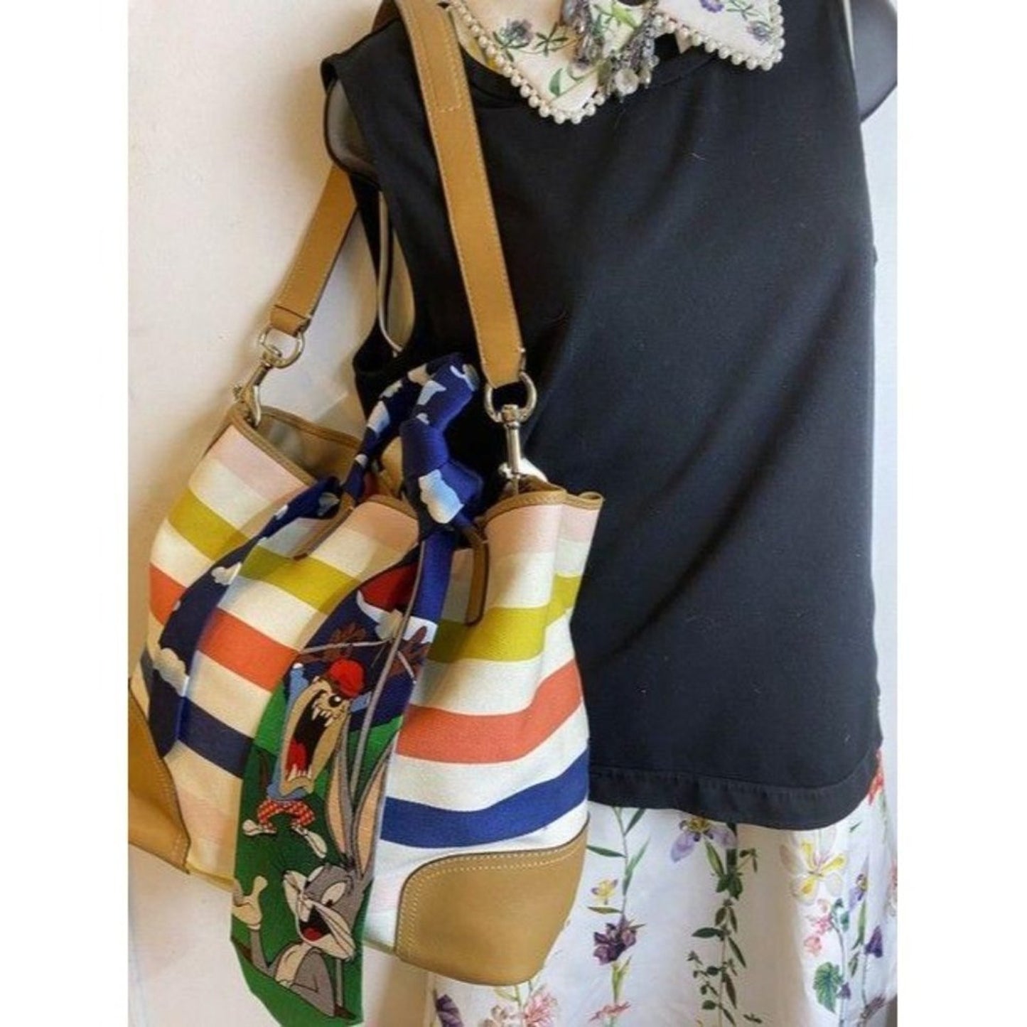coach tote w shoulder w add on looney tunes tie mu