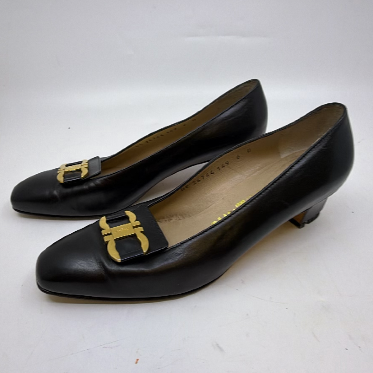 Salvatore Ferragamo Gancini Black Leather 6 D Pump