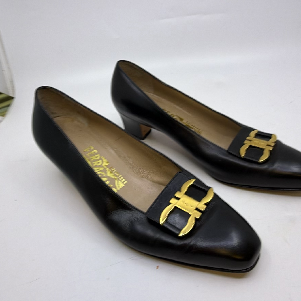 Salvatore Ferragamo Gancini Black Leather 6 D Pump