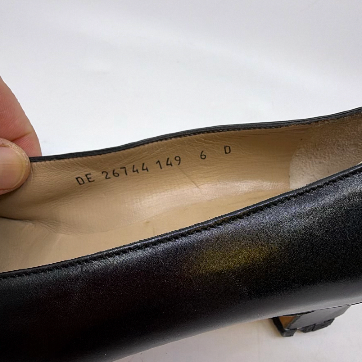 Salvatore Ferragamo Gancini Black Leather 6 D Pump