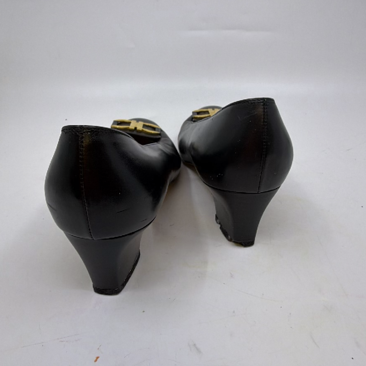 Salvatore Ferragamo Gancini Black Leather 6 D Pump