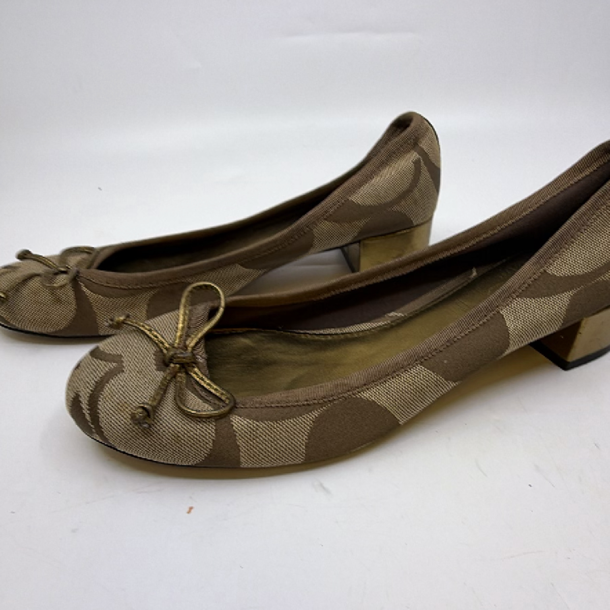 Coach Signature C Bow Brown Canvas 7.5M Pump