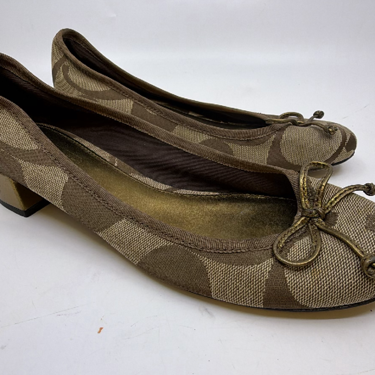 Coach Signature C Bow Brown Canvas 7.5M Pump