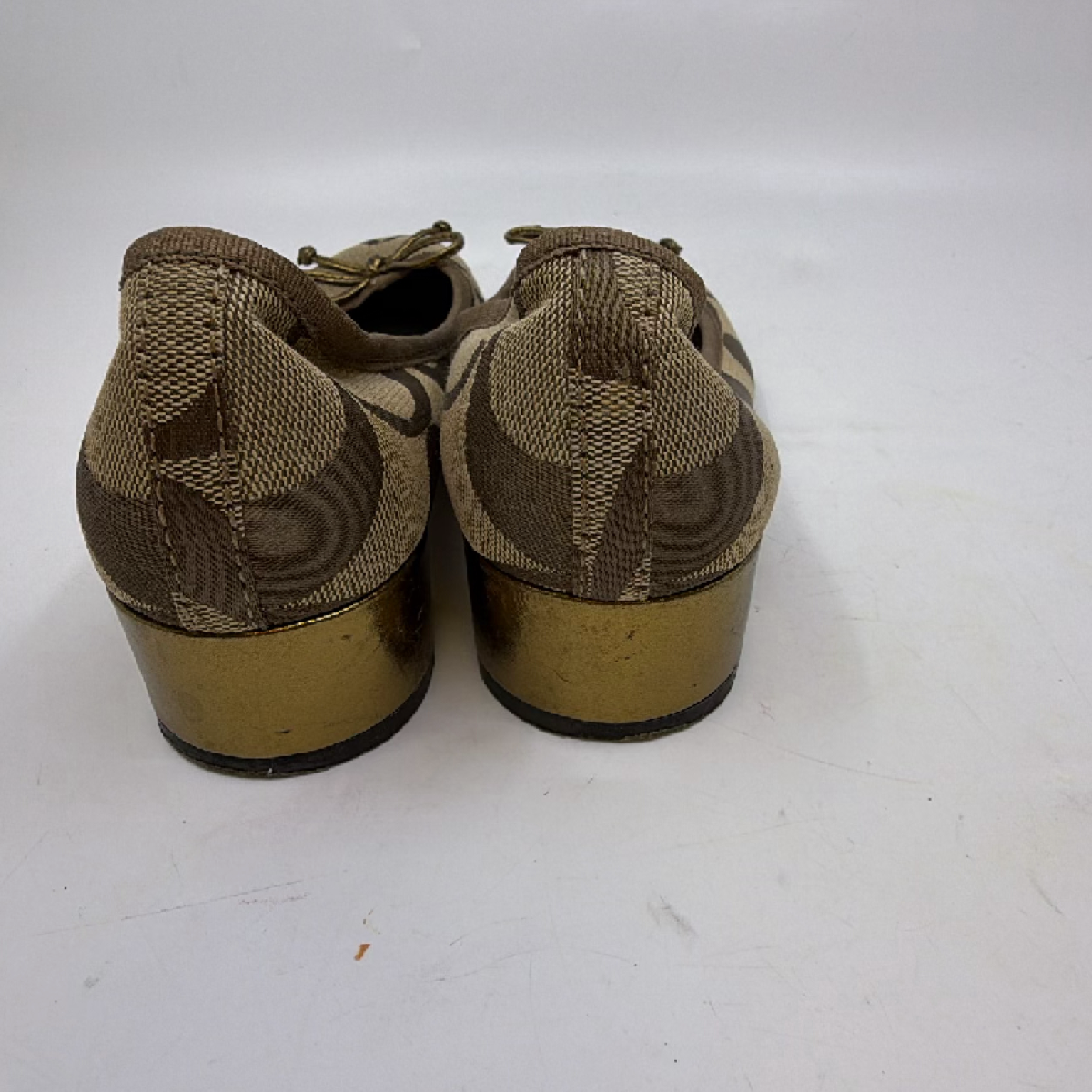 Coach Signature C Bow Brown Canvas 7.5M Pump