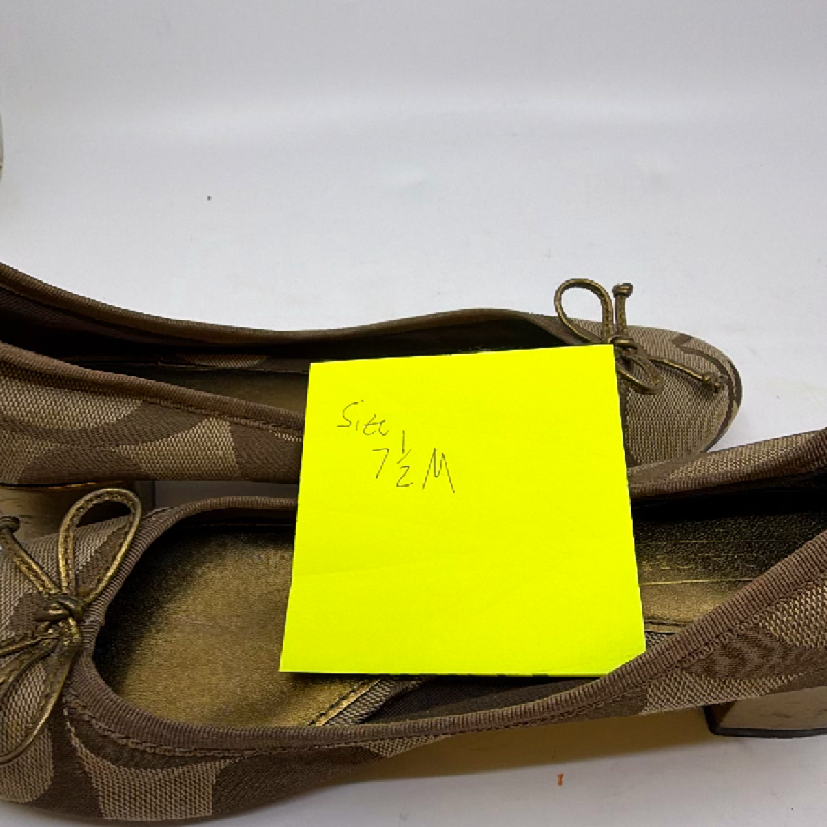 Coach Signature C Bow Brown Canvas 7.5M Pump