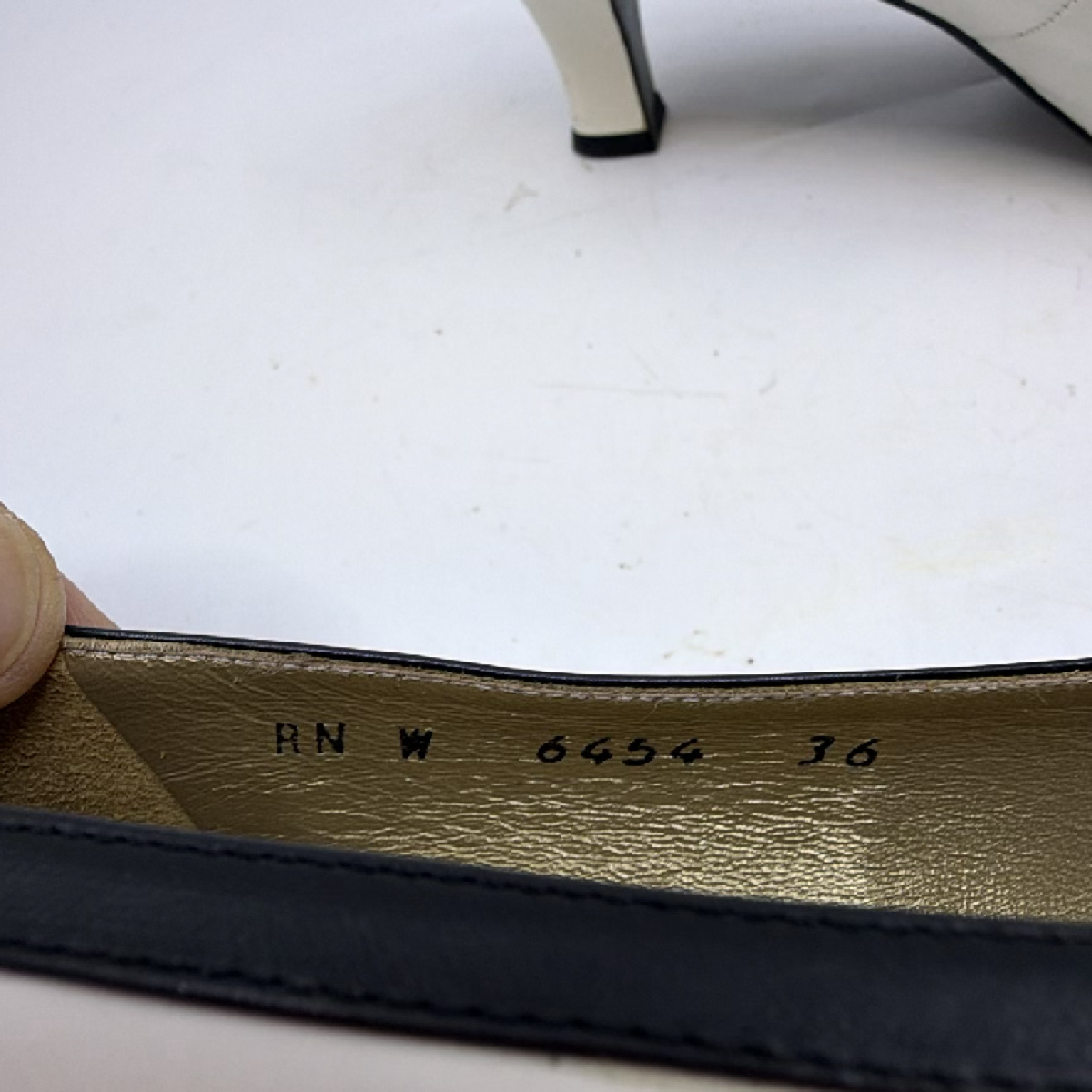 Yves Saint Laurent Classic Pump White Leather 36 Pump