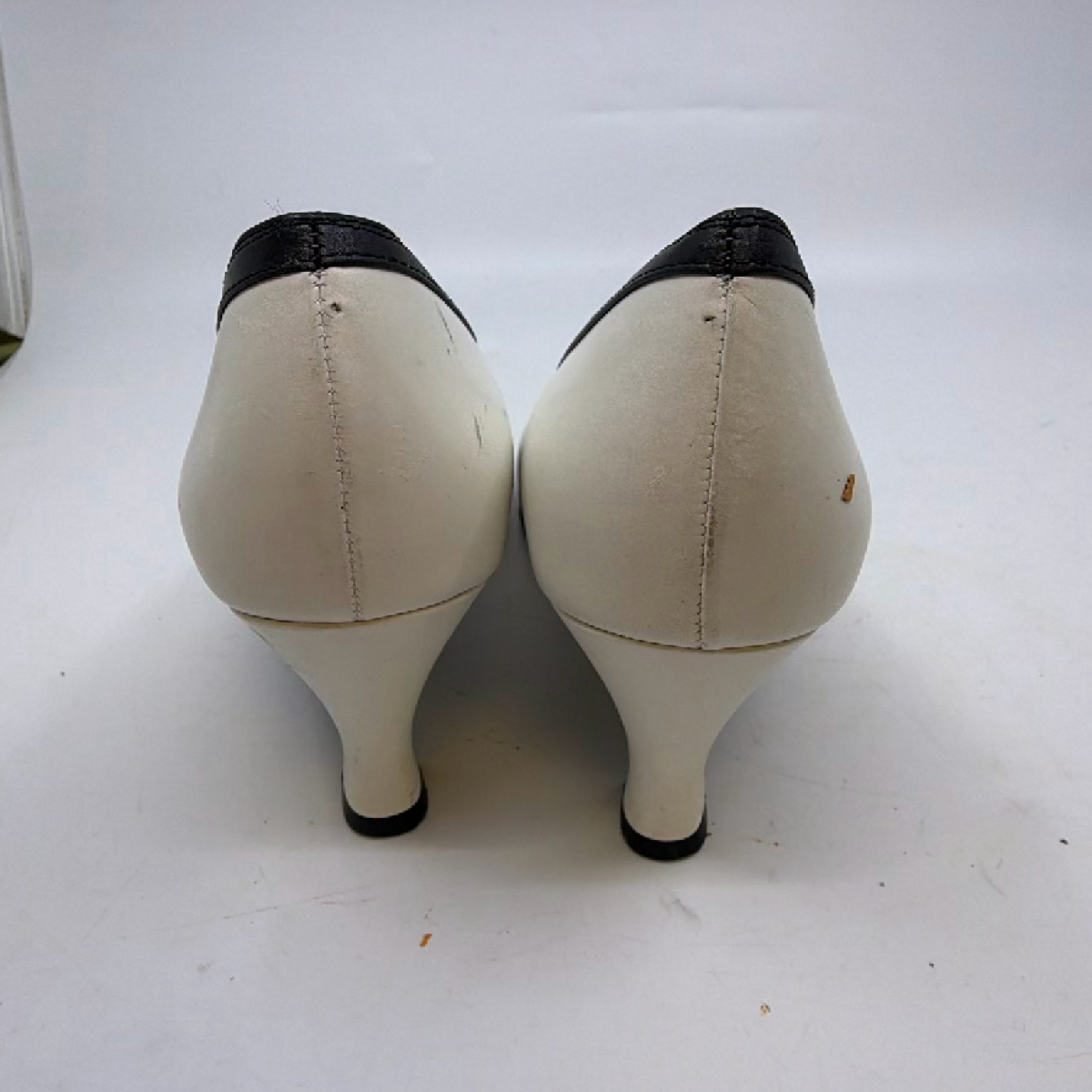 Yves Saint Laurent Classic Pump White Leather 36 Pump