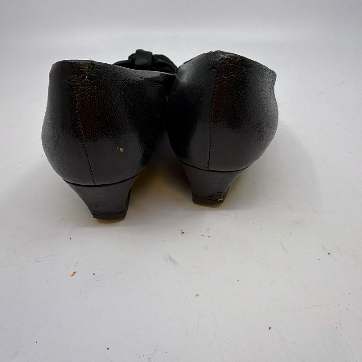 Yves Saint Laurent Black Leather 35.5 Pumps