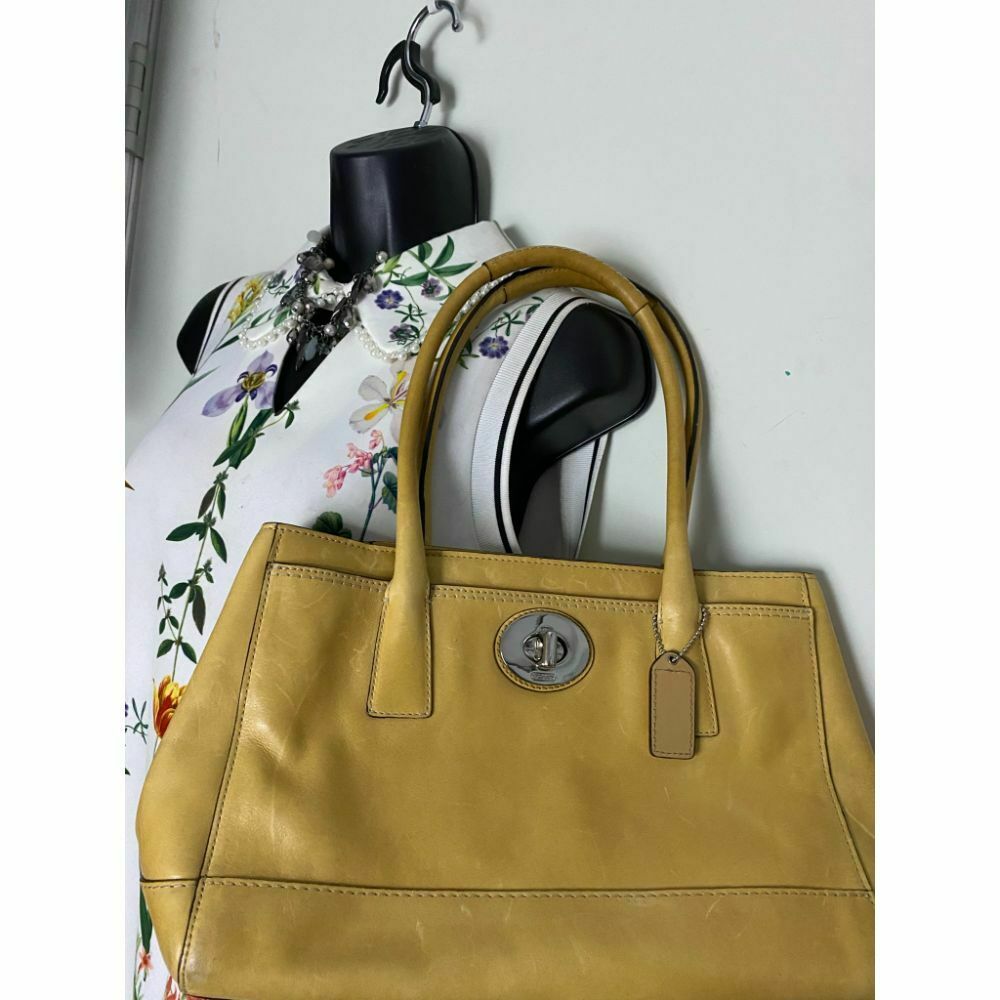 COACH Medium/ Large Leather Gold Shoulder Bag