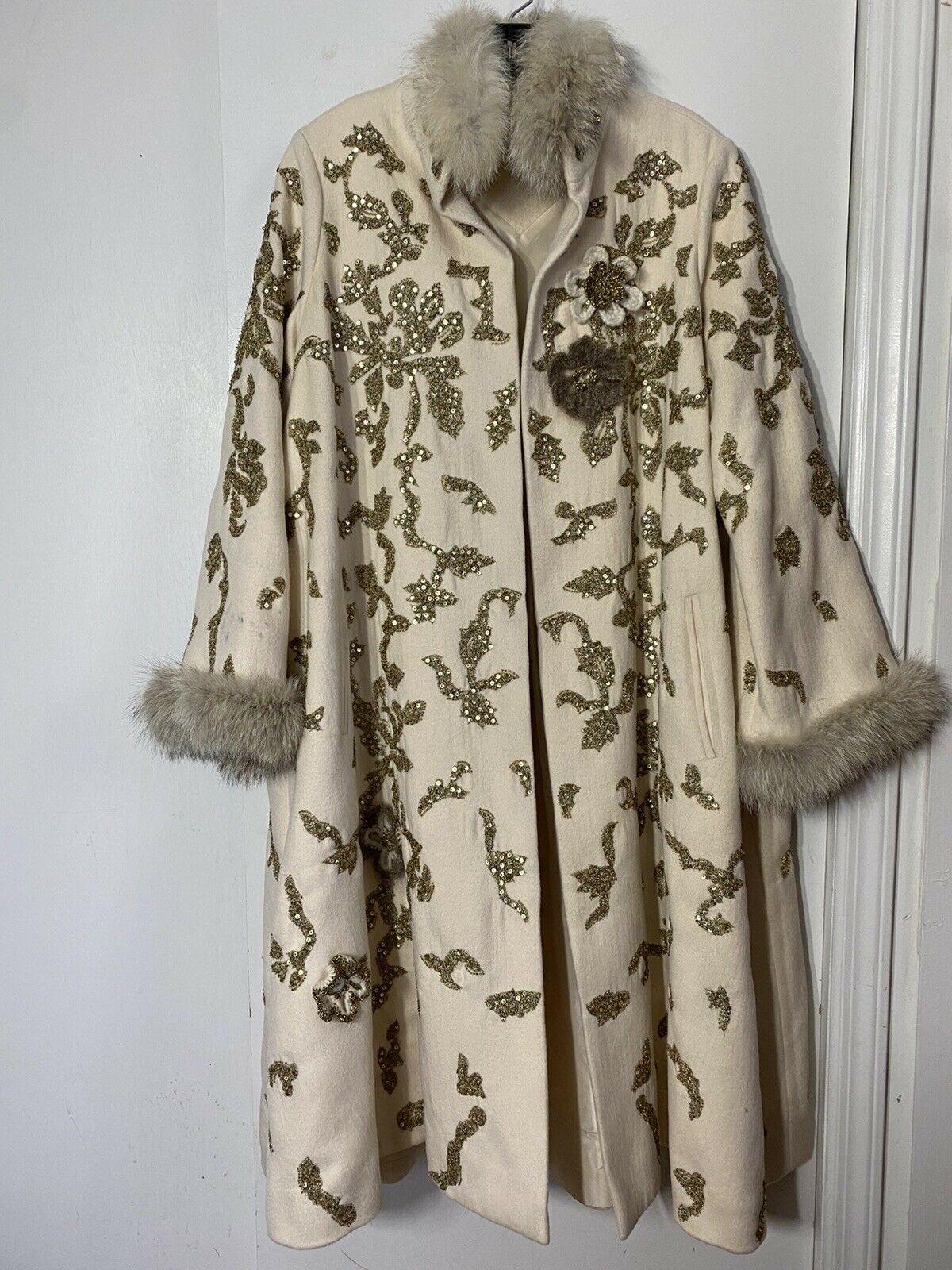 OSCAR DE LA RENTA Embellished Cream Long coat W Fur Trim Small