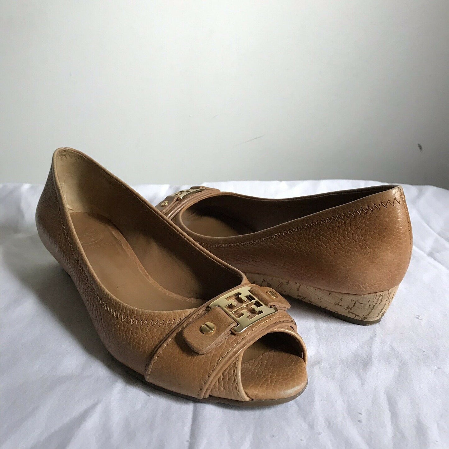 TORY BURCH Tan Leather Peep Toe With Logo Design Sz 8