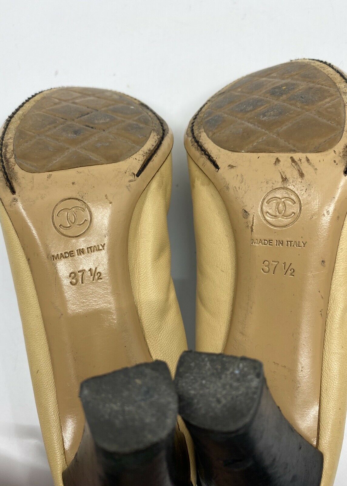Chanel Cap Beige/ Black Toe high heels 37.5