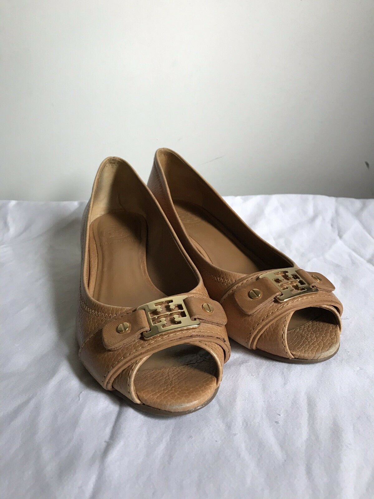 TORY BURCH Tan Leather Peep Toe With Logo Design Sz 8