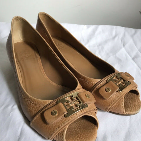 TORY BURCH Tan Leather Peep Toe With Logo Design Sz 8