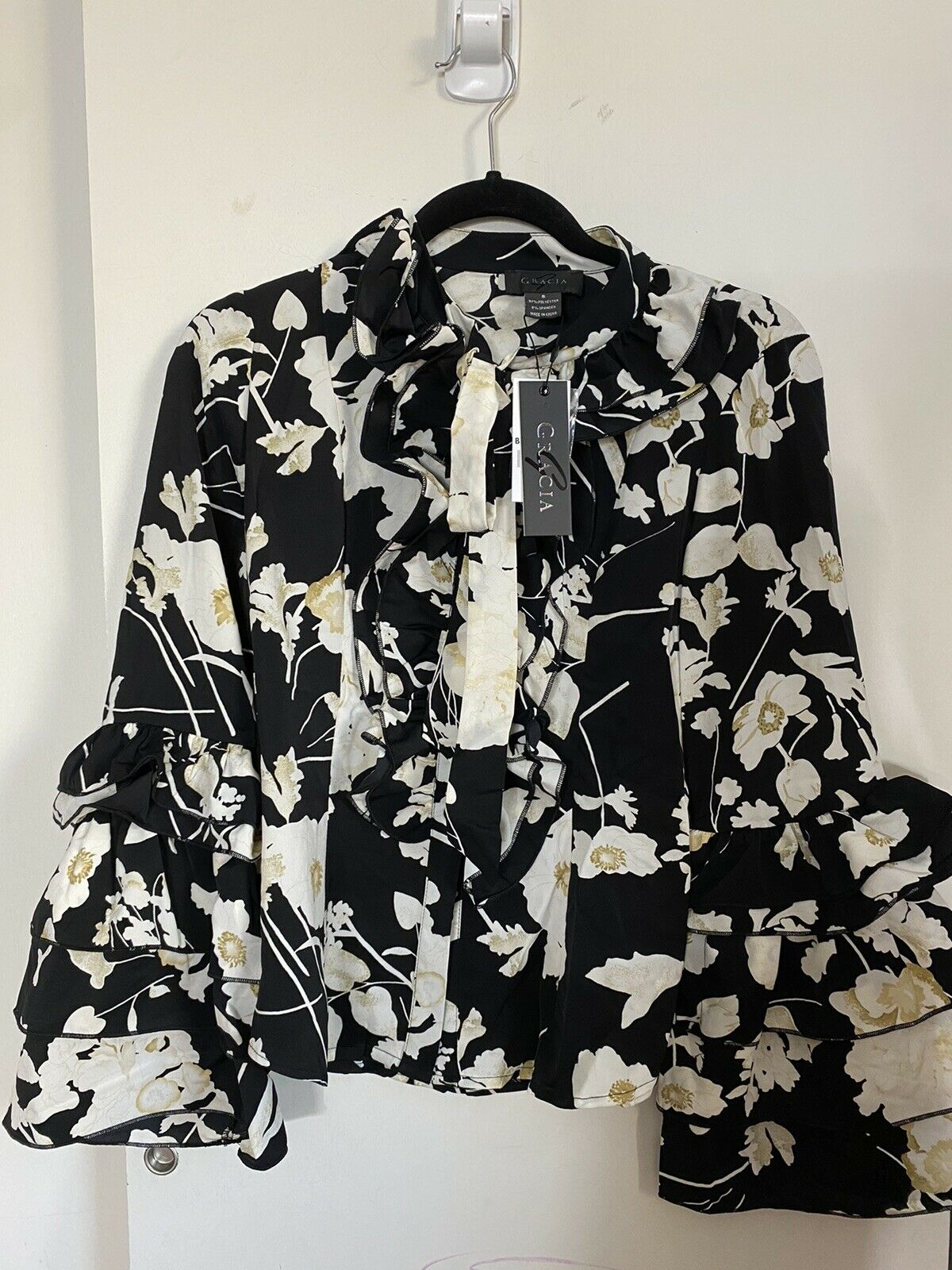 GRACIA NWT! Floral Long sleeve top S/M/L