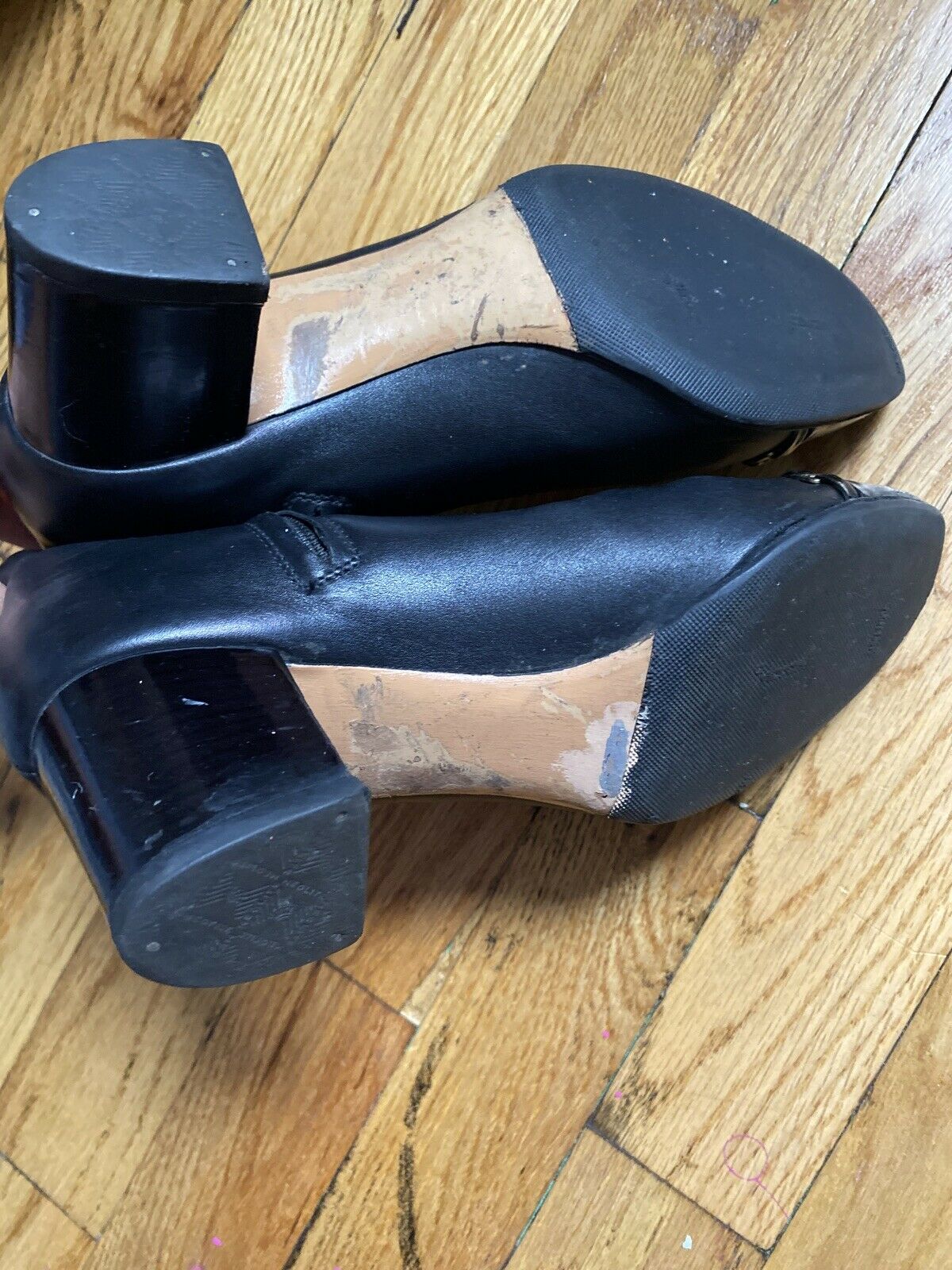SALVATORE FERRAGAMO Booties W Gold signature Chain Link Detail Size 6