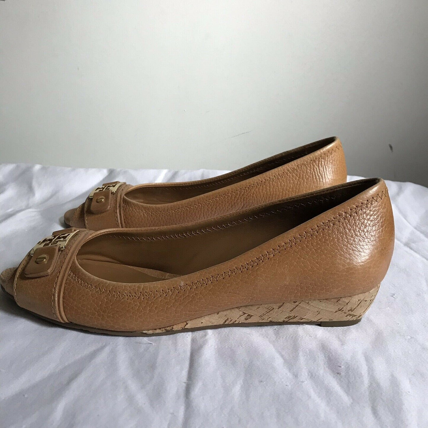 TORY BURCH Tan Leather Peep Toe With Logo Design Sz 8