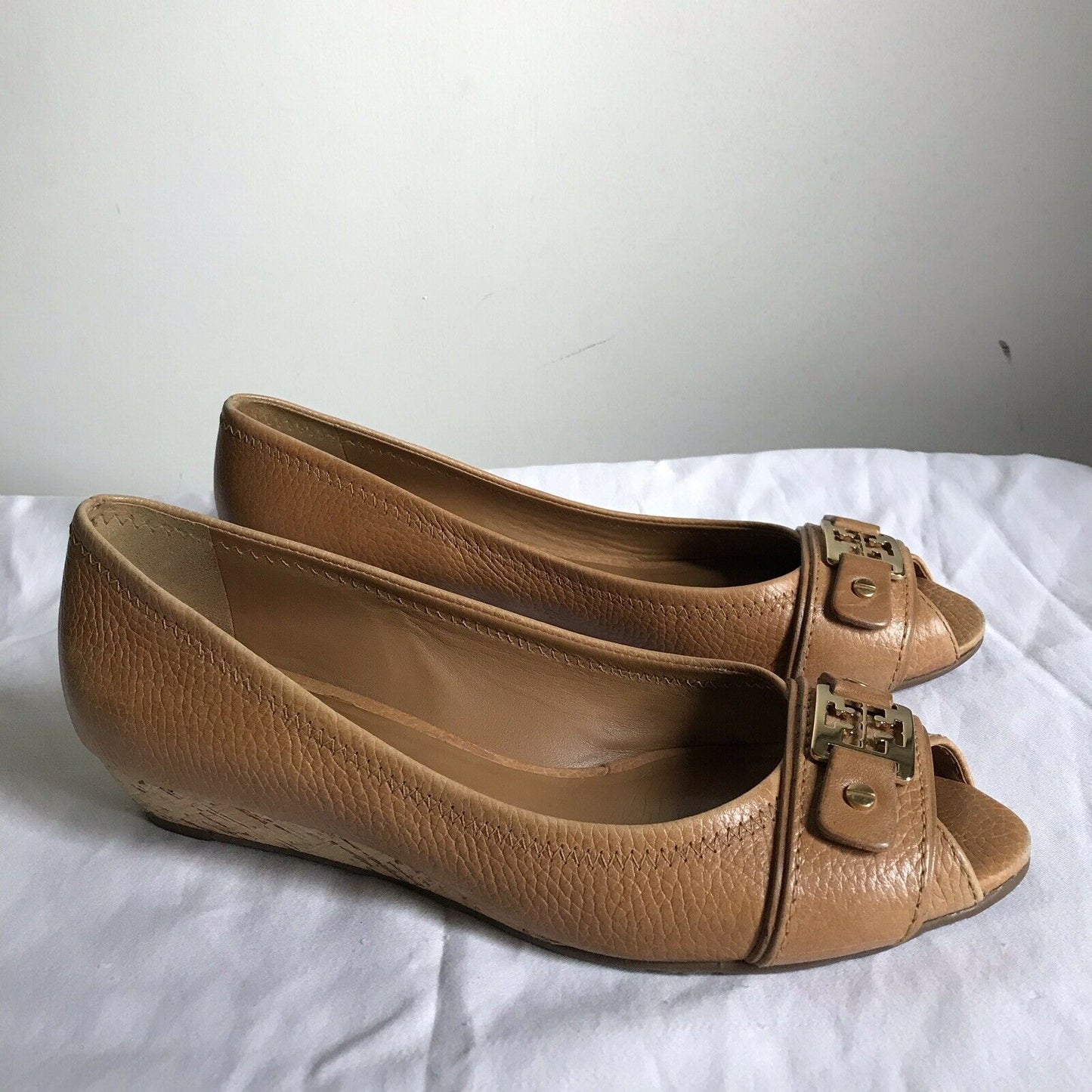 TORY BURCH Tan Leather Peep Toe With Logo Design Sz 8