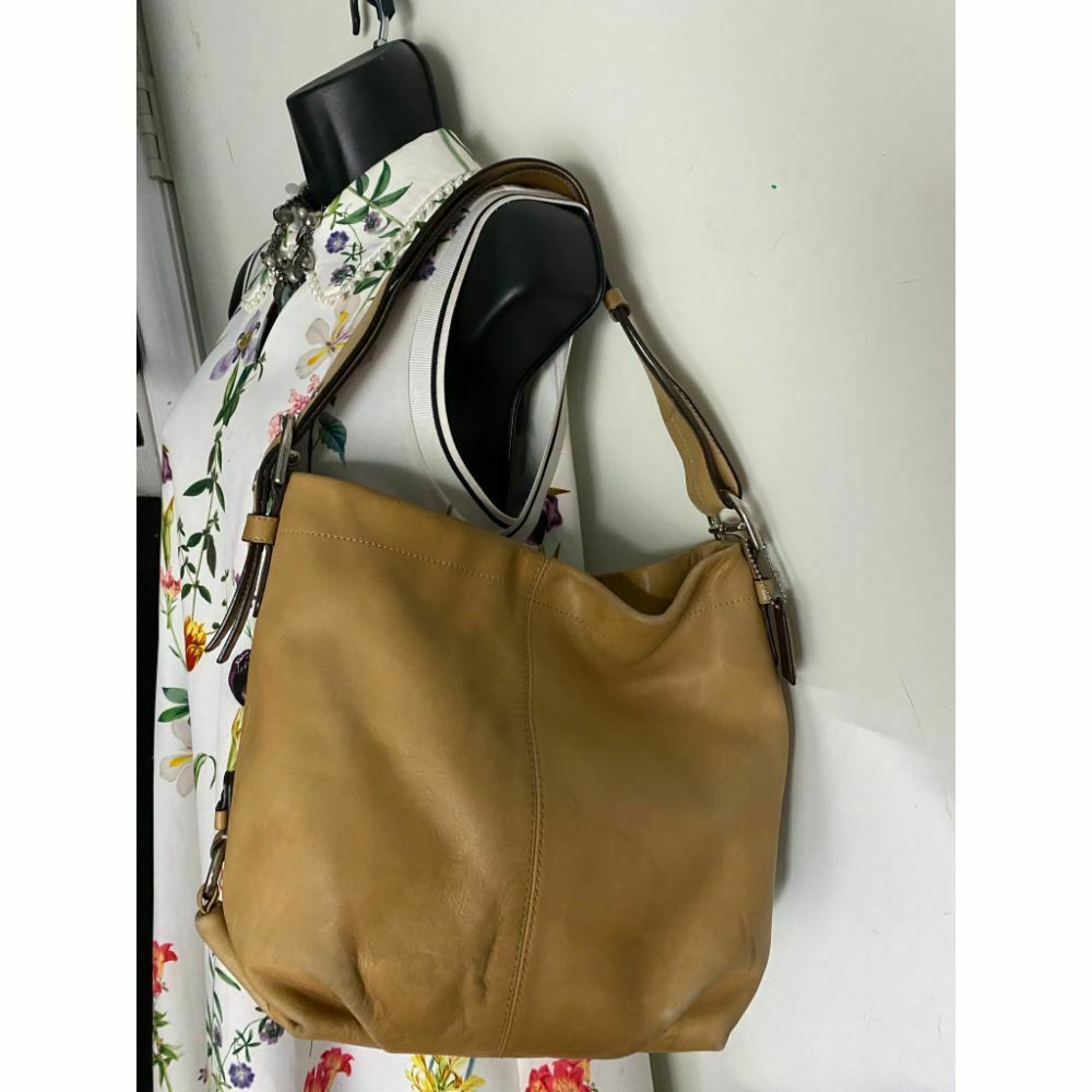 COACH Medium/ Large Leather Tan Shoulder Bag